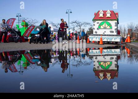 Toronto, Canada. 11th Dec, 2021. People take part in the 2021 Etobicoke Lakeshore Santa Claus Parade in Toronto, Canada, on Dec. 11, 2021. As one of the largest community parades in Ontario, this annual event kicked off here on Saturday. Credit: Zou Zheng/Xinhua/Alamy Live News Stock Photo