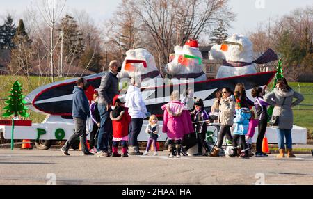 Toronto, Canada. 11th Dec, 2021. People take part in the 2021 Etobicoke Lakeshore Santa Claus Parade in Toronto, Canada, on Dec. 11, 2021. As one of the largest community parades in Ontario, this annual event kicked off here on Saturday. Credit: Zou Zheng/Xinhua/Alamy Live News Stock Photo