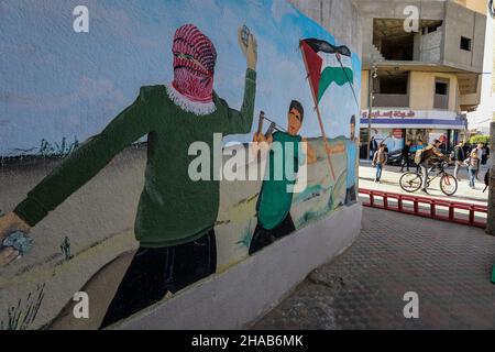 Hamas supporters during the commemoration of the occasion of the founding of the Islamist Hamas movement,  in Gaza Strip, on Dec 11, 2021. Stock Photo