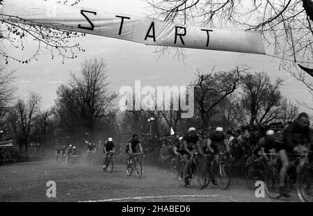 Warszawa, 1949-04-24. Park Paderewskiego (Skaryszewski). IV doroczny wyœcig kolarski o puchar genera³a Jerzego Konarzewskiego. msa  PAP      Warsaw, April 24, 1949. The Paderewskiego (Skaryszewski) Park. The 4th annual cyclists race for the General Jerzy Konarzewski Cup.   msa  PAP