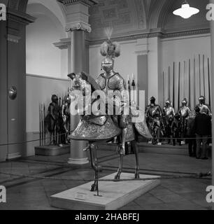 Germany, Dresden, Oct. 1969. History Museum in Dresden, located in former armoury of the Dresden Zwinger palace. Founded in 1932, it owns an impressive collection of medieval and modern weaponry gathered by Saxony rulers. Pictured: an armour for a rider and a horse made by Eliseus Libaerts in Antwerp in 1563-1564, in 1603 sold to Saxony's elector Chrystian II by Swedish king Erik XIV.  mb  PAP/Stanislaw DabrowieckiNiemcy, Drezno, 1969-10. Muzeum Historyczne (Historisches Museum) w DreŸnie, mieszcz¹ce siê w dawnej zbrojowni (Rustkammer) drezdeñskiego pa³acu Zwinger. Za³o¿one w 1932 roku, ma imp Stock Photo