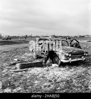 Pruszków, 1969-10-27. W nocy z 26 na 27 paŸdziernika, na jednym ze sto³ecznych parkingów skradziono samochód osobowy - Humber. Nad ranem, rozbity samochód znaleziono przy szosie w pobli¿u Pruszkowa. ad  PAP/Stanis³aw D¹browiecki      Pruszkow, October 27, 1969. Late night on October 27, 1969 a Humber car was stolen from one of Warsaw car parks. In the morning a crashed car was found at the road near Pruszkow.  ad  PAP/Stanislaw Dabrowiecki Stock Photo