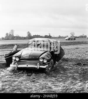 Pruszków, 1969-10-27. W nocy z 26 na 27 paŸdziernika, na jednym ze sto³ecznych parkingów skradziono samochód osobowy - Humber. Nad ranem, rozbity samochód znaleziono przy szosie w pobli¿u Pruszkowa. ad  PAP/Stanis³aw D¹browiecki      Pruszkow, October 27, 1969. Late night on October 27, 1969 a Humber car was stolen from one of Warsaw car parks. In the morning a crashed car was found at the road near Pruszkow.  ad  PAP/Stanislaw Dabrowiecki Stock Photo