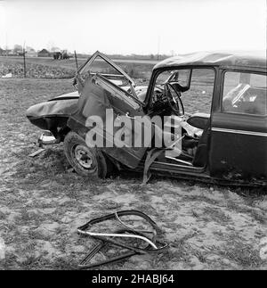 Pruszków, 1969-10-27. W nocy z 26 na 27 paŸdziernika, na jednym ze sto³ecznych parkingów skradziono samochód osobowy - Humber. Nad ranem, rozbity samochód znaleziono przy szosie w pobli¿u Pruszkowa. ad  PAP/Stanis³aw D¹browiecki      Pruszkow, October 27, 1969. Late night on October 27, 1969 a Humber car was stolen from one of Warsaw car parks. In the morning a crashed car was found at the road near Pruszkow.  ad  PAP/Stanislaw Dabrowiecki Stock Photo