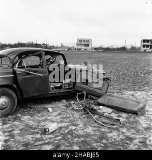 Pruszków, 1969-10-27. W nocy z 26 na 27 paŸdziernika, na jednym ze sto³ecznych parkingów skradziono samochód osobowy - Humber. Nad ranem, rozbity samochód znaleziono przy szosie w pobli¿u Pruszkowa. ad  PAP/Stanis³aw D¹browiecki      Pruszkow, October 27, 1969. Late night on October 27, 1969 a Humber car was stolen from one of Warsaw car parks. In the morning a crashed car was found at the road near Pruszkow.  ad  PAP/Stanislaw Dabrowiecki Stock Photo