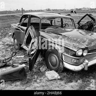 Pruszków, 1969-10-27. W nocy z 26 na 27 paŸdziernika, na jednym ze sto³ecznych parkingów skradziono samochód osobowy - Humber. Nad ranem, rozbity samochód znaleziono przy szosie w pobli¿u Pruszkowa. ad  PAP/Stanis³aw D¹browiecki      Pruszkow, October 27, 1969. Late night on October 27, 1969 a Humber car was stolen from one of Warsaw car parks. In the morning a crashed car was found at the road near Pruszkow.  ad  PAP/Stanislaw Dabrowiecki Stock Photo