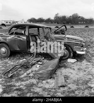 Pruszków, 1969-10-27. W nocy z 26 na 27 paŸdziernika, na jednym ze sto³ecznych parkingów skradziono samochód osobowy - Humber. Nad ranem, rozbity samochód znaleziono przy szosie w pobli¿u Pruszkowa. ad  PAP/Stanis³aw D¹browiecki      Pruszkow, October 27, 1969. Late night on October 27, 1969 a Humber car was stolen from one of Warsaw car parks. In the morning a crashed car was found at the road near Pruszkow.  ad  PAP/Stanislaw Dabrowiecki Stock Photo