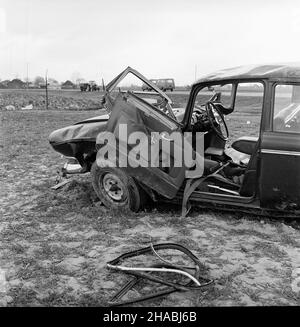 Pruszków, 1969-10-27. W nocy z 26 na 27 paŸdziernika, na jednym ze sto³ecznych parkingów skradziono samochód osobowy - Humber. Nad ranem, rozbity samochód znaleziono przy szosie w pobli¿u Pruszkowa. ad  PAP/Stanis³aw D¹browiecki      Pruszkow, October 27, 1969. Late night on October 27, 1969 a Humber car was stolen from one of Warsaw car parks. In the morning a crashed car was found at the road near Pruszkow.  ad  PAP/Stanislaw Dabrowiecki Stock Photo