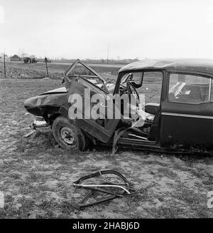 Pruszków, 1969-10-27. W nocy z 26 na 27 paŸdziernika, na jednym ze sto³ecznych parkingów skradziono samochód osobowy - Humber. Nad ranem, rozbity samochód znaleziono przy szosie w pobli¿u Pruszkowa. ad  PAP/Stanis³aw D¹browiecki      Pruszkow, October 27, 1969. Late night on October 27, 1969 a Humber car was stolen from one of Warsaw car parks. In the morning a crashed car was found at the road near Pruszkow.  ad  PAP/Stanislaw Dabrowiecki Stock Photo