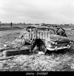 Pruszków, 1969-10-27. W nocy z 26 na 27 paŸdziernika, na jednym ze sto³ecznych parkingów skradziono samochód osobowy - Humber. Nad ranem, rozbity samochód znaleziono przy szosie w pobli¿u Pruszkowa. ad  PAP/Stanis³aw D¹browiecki      Pruszkow, October 27, 1969. Late night on October 27, 1969 a Humber car was stolen from one of Warsaw car parks. In the morning a crashed car was found at the road near Pruszkow.  ad  PAP/Stanislaw Dabrowiecki Stock Photo