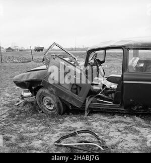 Pruszków, 1969-10-27. W nocy z 26 na 27 paŸdziernika, na jednym ze sto³ecznych parkingów skradziono samochód osobowy - Humber. Rozbity samochód znaleziono rano, przy szosie w pobli¿u Pruszkowa. ad  PAP/Stanis³aw D¹browiecki      Pruszkow, October 27, 1969. Late night on October 27, 1969 a Humber car was stolen from one of Warsaw car parks. In the morning a crashed car was found at the road near Pruszkow.  ad  PAP/Stanislaw Dabrowiecki Stock Photo