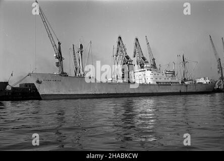 Gdynia, 1969-11. Port gdyñski. Nz. rufa drobnicowca M/S (Motor Ship ...