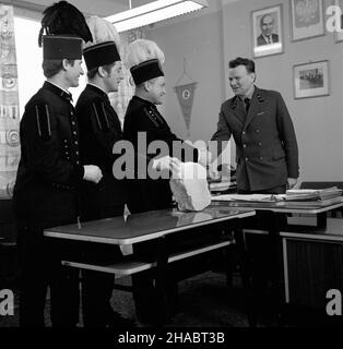 Rzêdów, 1969-11. Górnicy Kopalni Siarki Grzybów melduj¹ dyrektorowi naczelnemu kopalni in¿. F. Nadrowskiemu (P) o wydobyciu 100-tysiêcznej tony siarki z nowo uruchomionego pola górniczego B. Nz. od lewej: sztygar zmianowy pola B J. Sza³ankiewicz, œlusarz utrzymania ruchu W³. Sobieraj, kierownik robót górniczych pola B in¿. J. Krok. uu  PAP/W³odzimierz Wawrzynkiewicz    Dok³adny dzieñ wydarzenia nieustalony.    Rzedow, Nov. 1969. Miners of Grzybow Sulphur Mine report to chief director of the mine  engineer F. Nadrowski (from right) about extracting the 100,000th ton of sulphur from a newly open Stock Photo