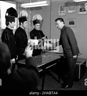 Rzêdów, 1969-11. Górnicy Kopalni Siarki Grzybów melduj¹ dyrektorowi naczelnemu kopalni in¿. F. Nadrowskiemu (P) o wydobyciu 100-tysiêcznej tony siarki z nowo uruchomionego pola górniczego B. Nz. od lewej: sztygar zmianowy pola B J. Sza³ankiewicz, œlusarz utrzymania ruchu W³. Sobieraj, kierownik robót górniczych pola B in¿. J. Krok. uu  PAP/W³odzimierz Wawrzynkiewicz    Dok³adny dzieñ wydarzenia nieustalony.    Rzedow, Nov. 1969. Miners of Grzybow Sulphur Mine report to chief director of the mine  engineer F. Nadrowski (from right) about extracting the 100,000th ton of sulphur from a newly open Stock Photo