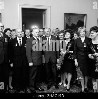 Warszawa, 1969-11-20. Z okazji Dnia Nauczyciela, w Belwederze, udekorowano wysokimi odznaczeniami pañstwowymi 120 zas³u¿onych pedagogów i dzia³aczy oœwiatowych. W uroczystoœci uczestniczyli cz³onkowie kierownictwa najwy¿szych w³adz partyjnych i pañstwowych: przewodnicz¹cy Rady Pañstwa Marian Spychalski, zastêpca przewodnicz¹cego Rady Pañstwa Ignacy Loga-Sowiñski, cz³onek Biura Politycznego KC PZPR Józef Tejchma, marsza³ek Sejmu Czes³aw Wycech i zastêpca przewodnicz¹cego Rady Pañstwa Zygmunt Moskwa. Nz. Marian Spychalski (w œrodku) wœród odznaczonych pedagogów. mta  PAP/Edmund Uchymiak      War Stock Photo