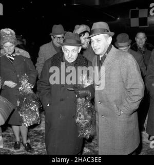 Warszawa, 1969-11-28. Powitanie na lotnisku Okêcie powracaj¹cej z Socjalistycznej Republiki Jugos³awii delegacji Sejmu PRL pod przewodnictwem wicemarsza³ka Sejmu Jana Karola Wende. W sk³ad delegacji wchodzili pos³owie: Witold Adamuszek (PZPR), Edward Duda (ZSL), Witold Jarosiñski (PZPR), Bronis³aw Juzków (bezpartyjny), Józef Majchrzak (PZPR), Krystyna Marsza³ek-M³yñczyk (SD) i Joanna Patyra (ZSL). Na p³ycie lotniska powracaj¹cych pos³ów oczekiwa³ marsza³ek Sejmu PRL Czes³aw Wycech, obecny by³ równie¿ charge d’affaires ambasady jugos³owiañskiej Radovan Urosev. Nz. m.in. na pierwszym planie Czes Stock Photo