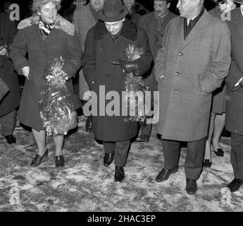 Warszawa, 1969-11-28. Powitanie na lotnisku Okêcie powracaj¹cej z Socjalistycznej Republiki Jugos³awii delegacji Sejmu PRL pod przewodnictwem wicemarsza³ka Sejmu Jana Karola Wende. W sk³ad delegacji wchodzili pos³owie: Witold Adamuszek (PZPR), Edward Duda (ZSL), Witold Jarosiñski (PZPR), Bronis³aw Juzków (bezpartyjny), Józef Majchrzak (PZPR), Krystyna Marsza³ek-M³yñczyk (SD) i Joanna Patyra (ZSL). Na p³ycie lotniska powracaj¹cych pos³ów oczekiwa³ marsza³ek Sejmu PRL Czes³aw Wycech, obecny by³ równie¿ charge d’affaires ambasady jugos³owiañskiej Radovan Urosev. Nz. m.in. Czes³aw Wycech (2L) i Ja Stock Photo