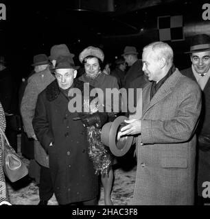 Warszawa, 1969-11-28. Powitanie na lotnisku Okêcie powracaj¹cej z Socjalistycznej Republiki Jugos³awii delegacji Sejmu PRL pod przewodnictwem wicemarsza³ka Sejmu Jana Karola Wende. W sk³ad delegacji wchodzili pos³owie: Witold Adamuszek (PZPR), Edward Duda (ZSL), Witold Jarosiñski (PZPR), Bronis³aw Juzków (bezpartyjny), Józef Majchrzak (PZPR), Krystyna Marsza³ek-M³yñczyk (SD) i Joanna Patyra (ZSL). Na p³ycie lotniska powracaj¹cych pos³ów oczekiwa³ marsza³ek Sejmu PRL Czes³aw Wycech, obecny by³ równie¿ charge d’affaires ambasady jugos³owiañskiej Radovan Urosev. Nz. m.in. na pierwszym planie Cz. Stock Photo