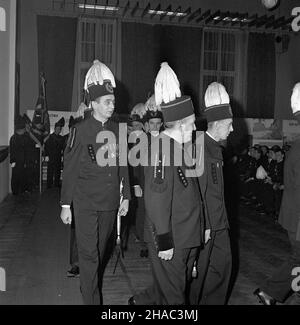 Sosnowiec, 1969-11-29. Z okazji Dnia Górnika w Domu Kultury kopalni Milowice odby³a siê akademia pracowników kopalñ i zak³adów górniczych D¹browskiego Zjednoczenia Przemys³u Wêglowego. Uczestniczyli w niej: cz³onek Biura Politycznego KC, I sekretarz Komitetu Wojewódzkiego PZPR w Katowicach – Edward Gierek, minister górnictwa i energetyki – Jan Mitrêga i przewodnicz¹cy Zarz¹du G³ównego Zwi¹zku Zawodowego Górników – Micha³ Specja³. Podczas uroczystoœci E. Gierek udekorowa³ odznaczeniami pañstwowymi zas³u¿onych górników. Nz. odznaczeni podczas akademii pracownicy górnictwa. uu  PAP/Kazimierz Seko Stock Photo