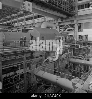 P¹tnów, 1969-12. 13 XII 1969 r. zakoñczy³ siê pierwszy etap budowy elektrowni P¹tnów. Sta³a siê ona drug¹ co do wielkoœci, po Turowie, elektrowni¹ w kraju. Nz. blok energetyczny w hali turbin. pw  PAP/Zbigniew Staszyszyn    Dok³adny dzieñ wydarzenia nieustalony.      Patnow, Dec. 1969. The first stage of the construction of Patnow power station ended on Dec. 13, 1969. It was the second largest, after Turow, power station in Poland. Pictured: power bloc in the turbine shop.  pw  PAP/Zbigniew Staszyszyn Stock Photo