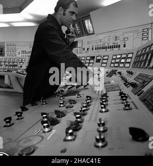 P¹tnów, 1969-12. 13 XII 1969 r. zakoñczy³ siê pierwszy etap budowy elektrowni P¹tnów. Sta³a siê ona drug¹ co do wielkoœci, po Turowie, elektrowni¹ w kraju. Nz. pracownik nastawni elektrowni. pw  PAP/Zbigniew Staszyszyn    Dok³adny dzieñ wydarzenia nieustalony.      Patnow, Dec. 1969. The first stage of the construction of Patnow power station ended on Dec. 13, 1969. It was the second largest, after Turow, power station in Poland. Pictured: a control room worker.  pw  PAP/Zbigniew Staszyszyn Stock Photo