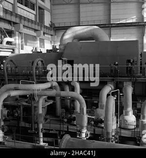 P¹tnów, 1969-12. 13 XII 1969 r. zakoñczy³ siê pierwszy etap budowy elektrowni P¹tnów. Sta³a siê ona drug¹ co do wielkoœci, po Turowie, elektrowni¹ w kraju. Nz. blok energetyczny w hali turbin. pw  PAP/Zbigniew Staszyszyn    Dok³adny dzieñ wydarzenia nieustalony.      Patnow, Dec. 1969. The first stage of the construction of Patnow power station ended on Dec. 13, 1969. It was the second largest, after Turow, power station in Poland. Pictured: power bloc in the turbine shop.  pw  PAP/Zbigniew Staszyszyn Stock Photo
