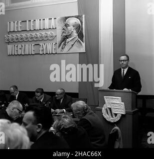 Warszawa, 1969-12-03. W siedzibie Towarzystwa PrzyjaŸni Polsko-Radzieckiej odby³o siê spotkanie Zarz¹du G³ównego, poœwiêcone udzia³owi w obchodach 100 rocznicy urodzin W³odzimierza Lenina. Nz. przemawia wiceprzewodnicz¹cy ZG TPPR Ferdynand Herok, za sto³em prezydialnym siedz¹ (od lewej) przewodnicz¹cy ZG TPPR, marsza³ek Sejmu Czes³aw Wycech, zastêpca przewodnicz¹cego Rady Pañstwa, przewodnicz¹cy CK Stronnictwa Demokratycznego Zygmunt Moskwa, J. Groszkowski. W tle widoczny napis Idee Lenina wiecznie ¿ywe. pw  PAP/Henryk Rosiak      Warsaw, Dec. 3, 1969. Ceremonies marking the centenary of birth Stock Photo