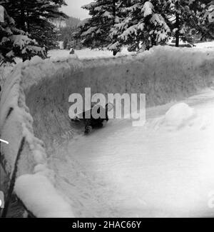 Zakopane, 1969-12-03. Od 2 XII 1969 r. kadra polskich saneczkarzy (seniorów i juniorów), pod kierunkiem Ryszarda Gurbowicza, trenowa³a na sztucznym torze, usypanym przez samych zawodników pod Krokwi¹. Nz. œlizg zawodnika na torze. pw  PAP/Tadeusz Olszewski      Zakopane, Dec. 3, 1969. Since Dec. 2, 1969 the Polish luger teams, both senior and junior, did exercises under the direction of Ryszard Gurbowicz on the artificial luge track made by the competitors near the Krokwia jump. Pictured: a luger during the training.  pw  PAP/Tadeusz Olszewski