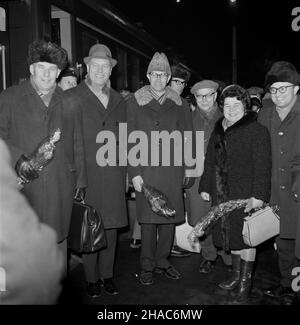 Warszawa, 1969-12-05. Powitanie na dworcu Warszawa Gdañska delegacji ukraiñskiego oddzia³u Towarzystwa PrzyjaŸni Polsko Radzieckiej (Walentyn Jefimowicz Ma³yñczuk, cz³onek prezydium ukraiñskiego TPPR, wiceminister Szkolnictwa Wy¿szego Ukraiñskiej SRR, Jewgienij Niko³ajewicz Bolcew, przewodnicz¹cy czerkaskiego oddzia³u TPPR, redaktor gazety Czerkaskaja Prawda oraz Jelena Aleksiejewna Skiba, cz³onek prezydium ukraiñskiego TPPR, starszy referent Ukraiñskiego Towarzystwa PrzyjaŸni i £¹cznoœci Kulturalnej z Zagranic¹) przez wiceprzewodnicz¹cego Zarz¹du G³ównego TPPR Ferdynanda Heroka. Nz. m.in. Fer Stock Photo