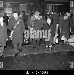 Warszawa, 1969-12-05. Powitanie na dworcu Warszawa Gdañska delegacji ukraiñskiego oddzia³u Towarzystwa PrzyjaŸni Polsko Radzieckiej (Walentyn Jefimowicz Ma³yñczuk, cz³onek prezydium ukraiñskiego TPPR, wiceminister Szkolnictwa Wy¿szego Ukraiñskiej SRR, Jewgienij Niko³ajewicz Bolcew, przewodnicz¹cy czerkaskiego oddzia³u TPPR, redaktor gazety Czerkaskaja Prawda oraz Jelena Aleksiejewna Skiba, cz³onek prezydium ukraiñskiego TPPR, starszy referent Ukraiñskiego Towarzystwa PrzyjaŸni i £¹cznoœci Kulturalnej z Zagranic¹) przez wiceprzewodnicz¹cego Zarz¹du G³ównego TPPR Ferdynanda Heroka. Nz. m.in. Jel Stock Photo