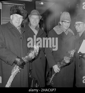 Warszawa, 1969-12-05. Powitanie na dworcu Warszawa Gdañska delegacji ukraiñskiego oddzia³u Towarzystwa PrzyjaŸni Polsko Radzieckiej (Walentyn Jefimowicz Ma³yñczuk, cz³onek prezydium ukraiñskiego TPPR, wiceminister Szkolnictwa Wy¿szego Ukraiñskiej SRR, Jewgienij Niko³ajewicz Bolcew, przewodnicz¹cy czerkaskiego oddzia³u TPPR, redaktor gazety Czerkaskaja Prawda oraz Jelena Aleksiejewna Skiba, cz³onek prezydium ukraiñskiego TPPR, starszy referent Ukraiñskiego Towarzystwa PrzyjaŸni i £¹cznoœci Kulturalnej z Zagranic¹) przez wiceprzewodnicz¹cego Zarz¹du G³ównego TPPR Ferdynanda Heroka. Nz. m.in. Fer Stock Photo