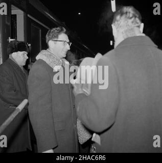 Warszawa, 1969-12-05. Powitanie na dworcu Warszawa Gdañska delegacji ukraiñskiego oddzia³u Towarzystwa PrzyjaŸni Polsko Radzieckiej (Walentyn Jefimowicz Ma³yñczuk, cz³onek prezydium ukraiñskiego TPPR, wiceminister Szkolnictwa Wy¿szego Ukraiñskiej SRR, Jewgienij Niko³ajewicz Bolcew, przewodnicz¹cy czerkaskiego oddzia³u TPPR, redaktor gazety Czerkaskaja Prawda oraz Jelena Aleksiejewna Skiba, cz³onek prezydium ukraiñskiego TPPR, starszy referent Ukraiñskiego Towarzystwa PrzyjaŸni i £¹cznoœci Kulturalnej z Zagranic¹) przez wiceprzewodnicz¹cego Zarz¹du G³ównego TPPR Ferdynanda Heroka. kw  PAP/Adam Stock Photo