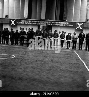 Katowice, 1969-12-06. XIV Miêdzynarodowy Turniej Zapaœniczy o memoria³ Paw³a Jasiñskiego odbywaj¹cy siê w dniach 6 - 7 grudnia 1969 r. w hali sportowej huty Baildom. Nz. widok ogólny hali podczas otwarcia zawodów. mb  PAP/Kazimierz Seko      Katowice, Dec. 6, 1969. The 14th International Wrestling Tournament for the Pawel Jasinski Memorial held at the Baildon steel-works sports hall in December 6 and 7, 1969. Pictured: the inauguration of the tournemeant.   mb  PAP/Kazimierz Seko