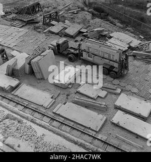 Warszawa, 1970-07. Budownictwo mieszkaniowe wielkop³ytowe. Nz. osiedle na Bielanach. Monta¿ budynków z gotowych elementów. ad  PAP/Marian Soko³owski  Dok³adny dzieñ wydarzenia nieustalony.    Warsaw, July 1970. Houses built of prefabricated concrete. Pictured: a housing estate in the Bielany district. Assembly of buildings from ready-made elements.  ad  PAP/Marian Soko³owski Stock Photo