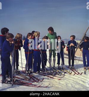 Zakopane 02.1978. Polski narciarz biegowy, mistrz i br¹zowy medalista mistrzostw œwiata w narciarstwie klasycznym Józef £uszczek. Nz. Józef £uszczek podczas treningu z m³odzie¿¹. js  PAP/Stanis³aw Momot    Dok³adny dzieñ wydarzenia nieustalony.         Zakopane, February 1978. Polish cross-country skier, world champion and bronze medallist in Nordic skiing Jozef Luszczak. Pictured: Jozef Luszczek during a training with children.  js  PAP/Stanislaw Momot    Event day unknown