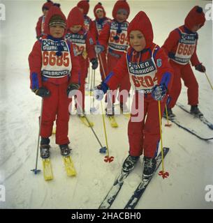 Rybnica Leœna 02.1979. II Bieg Gwarków - masowy bieg narciarski organizowany w Górach Suchych (Sudety, okolice Wa³brzycha) w pobli¿u schroniska Andrzejówka. Biegi w ró¿nych kategoriach wiekowych rozegrywano na trasach o d³ugoœci 1, 5, 10 i 20 km. mta  PAP/Wojciech Kryñski         Rybnica Lesna February 1979. The 2nd Gwarkow race, a mass skiing race organized in the Suche Mountains (the Sudety Mountains near Walbrzych) close to the Andrzejowka shelter. Races in different age categories covered different distances from 1-kilometr to 5-, 10- and 20 kilometers.   mta  PAP/Wojciech Krynski    Event