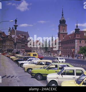 Warszawa 06.1983. Widok na Stare Miasto od strony Krakowskiego Przedmieœcia. Nz. plac Zamkowy z kolumn¹ Zygmunta III Wazy i Zamkiem Królewskim. ka  PAP/Jan Morek    Dok³adny dzieñ wydarzenia nieustalony.         Warsaw, June 1983. A view of the Old Town from Krakowskie Przedmiescie Street. Pictured: Zamkowy Square with the Column of King Sigismund III Vasa and the Royal Castle.  ka  PAP/Jan Morek    Event day unknown Stock Photo