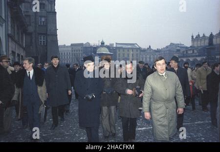 Kraków 02.1984. Wizyta w Polsce Sekretarza Generalnego Organizacji Narodów Zjednoczonych (ONZ) peruwiañskiego polityka Javiera Pereza de Cuellar. Nz. Perez de Cuellar (z przodu 1L) zwiedza miasto. js  PAP/Grzegorz Rogiñski    Dok³adny dzieñ wydarzenia nieustalony.         Cracow, Poland, February 1984. United Nations Secretary General Javier Perez de Cuellar (L) takes a stroll during a visit to Cracow. Un Secretary General is on a visit to Poland. PAP/GRZEGORZ ROGINSKI