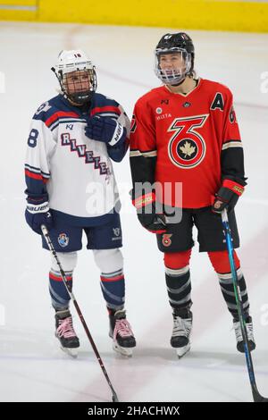 Dec 11, 2021, Toronto Ontario, Canada, York Canlan Ice Arena  - The Toronto Six defeat the Metropolitan Riveters 2-1 In PHF regular season action. Kel Stock Photo