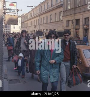 Warszawa 04.1986. Œródmieœcie, fragment ulicy Rutkowskiego. Nz. widok w stronê ulicy Nowy Œwiat na nieparzyst¹ stonê ulicy. mw  PAP/Jan Morek    Dok³adny dzieñ wydarzenia nieustalony.         Warsaw April 1986. Warsaw centre, a fragment of Rutkowskiego Street. Pictured: the view toward Nowy Swiat (New World) Street on the odd number side.  mw  PAP/Jan Morek    Event date unknown. Stock Photo