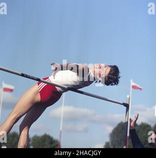 Grudzi¹dz 28.06.1986. W dniach 27-29 czerwca odbywa³y siê 62 Lekkoatletyczne Mistrzostwa Polski. Nz. Danuta Bu³kowska, skok wzwy¿. msa  PAP/Leszek Fidusiewicz         Grudziadz, 29 June 1986. The 62nd Poland's Athletics Championship was held on June 27 to 29. Pictured: Danuta Bulkowska, a high jump.  msa  PAP/Leszek Fidusiewicz