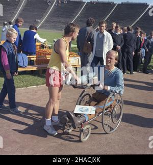 Warszawa 28.09.1986. Stadion Dziesiêciolecia. VIII Miêdzynarodowy Warszawski Maraton Pokoju. Nz. w biegu brali udzia³ tak¿e zawodnicy niepe³nosprawni. msa  PAP/Leszek Fidusiewicz         Warsaw, 28 September 1986. The Decennial Stadium. The 8th International Peace Marathon. Pictured: a disabled competitor taking part in the marathon.  msa  PAP/Leszek Fidusiewicz