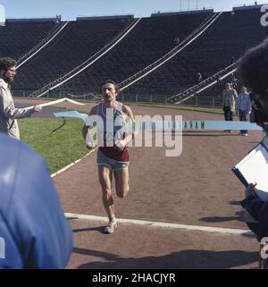 Warszawa 28.09.1986. Stadion Dziesiêciolecia. VIII Miêdzynarodowy Warszawski Maraton Pokoju. Nz. zwyciêzca Józef Mitka wbiega na metê. msa  PAP/Leszek Fidusiewicz         Warsaw, 28 September 1986. The Decennial Stadium. The 8th International Peace Marathon. Pictured: winner Jozef Mitka on the finish line.  msa  PAP/Leszek Fidusiewicz