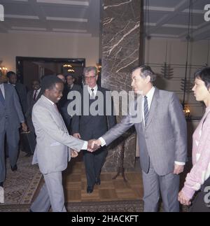 Warszawa 28.04.1987. Misja dobrej woli przedstawicieli pañstw frontowych Organizacji Jednoœci Afrykañskiej. W misji udzia³ wziêli: minister spraw zagranicznych Zambii Luke Mwananshiku, minister sprawiedliwoœci Angoli Fernando Jose de Franca Dias Van-Dunem, minister spraw zagranicznych Tanzanii Benjamin Mkapa, minister spraw zagranicznych Zimbabwe Witness Mangwende, wiceminister spraw zagranicznych Mozambiku Daniel S. Mbanze. Nz. powitanie przez ministra spraw zagranicznych Mariana Orzechowskiego (2P) Luke Mwananshiku. W g³êbi Witness Mangwende (2L), Benjamin Mkapa (3L). ka  PAP/Tadeusz ZagoŸdz