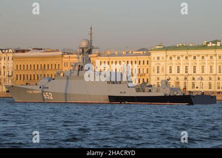 ST. PETERSBURG, RUSSIA - JULY 26, 2021: Small rocket ship 'Grad Sviyazhsk' on the background of Palace embankment on a July evening. Preparations for Stock Photo