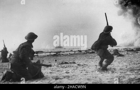 DUNKIRK, FRANCE - circa 01 June 1940 - Soldiers from the British Expeditionary Force fire at low flying German Stuka dive bombers while awaiting evacu Stock Photo