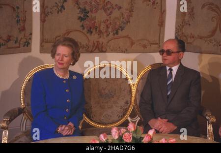 Warszawa 03.11.1988. Oficjalna wizyta premier Wielkiej Brytanii Margaret Thatcher w Polsce. Nz. spotkanie brytyjskiej premier z przewodnicz¹cym Rady Pañstwa gen. Wojciechem Jaruzelskim w Belwederze. js  PAP/Jan Morek         Warsaw 03 November 1988. The official visit of British Prime Minister Margaret Thatcher to Poland. Pictured: The British PM meeting chairman of the State Council General Wojciech Jaruzelski in the Belvedere Palace.   js  PAP/Jan Morek