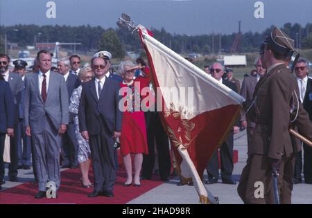 Gdañsk 11.07.1989. Wizyta prezydenta Stanów Zjednoczonych Ameryki Pó³nocnej George'a Busha w Polsce (9-11.07.1989). Ceremonia po¿egnania na lotnisku Rêbiechowo. Nz. George Bush (L) i przewodnicz¹cy Rady Pañstwa Wojciech Jaruzelski. W drugim rzêdzie: ¿ona Wojciecha Jaruzelskiego Barbara, ¿ona prezydenta USA Barbara Bush (P). ka  Grzegorz Rogiñski       Gdansk 11 July 1989. President of the United States of America George Bush pays a visit to Poland (9-11 July 1989). Farewell ceremony at Rebiechowo airport. Pictured: US President George Bush (left) and State Council chairman Wojciech Jaruzelski. Stock Photo