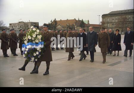 Warszawa 27.02.1990. Wizyta ministra spraw zagranicznych Izraela Mosze Arensa w Polsce (26 lutego-1 marca 1990). Nz. Mosze Arens sk³ada wieniec na Grobie Nieznanego ¯o³nierza. wb  PAP/Ireneusz Sobieszczuk         Warsaw, 27 February 1990. Israel's Foreign Minister Moshe Arens pays a visit to Poland (February 26-March 1, 1990). Pictured: Moshe Arens lays a wreath at the Tomb of the Unknown Soldier.  wb  PAP/Ireneusz Sobieszczuk