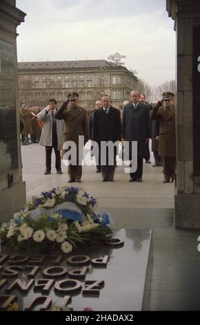 Warszawa 27.02.1990. Wizyta ministra spraw zagranicznych Izraela Mosze Arensa w Polsce (26 lutego-1 marca 1990). Nz. Mosze Arens (3P) sk³ada wieniec na Grobie Nieznanego ¯o³nierza. wb  PAP/Ireneusz Sobieszczuk         Warsaw, 27 February 1990. Israel's Foreign Minister Moshe Arens pays a visit to Poland (February 26-March 1, 1990). Pictured: Moshe Arens (3R) lays a wreath at the Tomb of the Unknown Soldier.  wb  PAP/Ireneusz Sobieszczuk